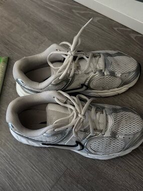 Woman Athletic Sneakers in White and Silver